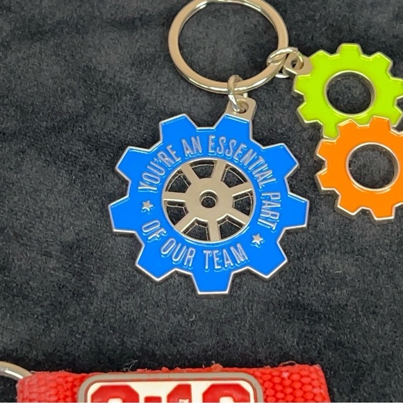 LOT OF 5 90’s VINTAGE KEY CHAINS COLORFUL SILVER - Picture 9 of 14